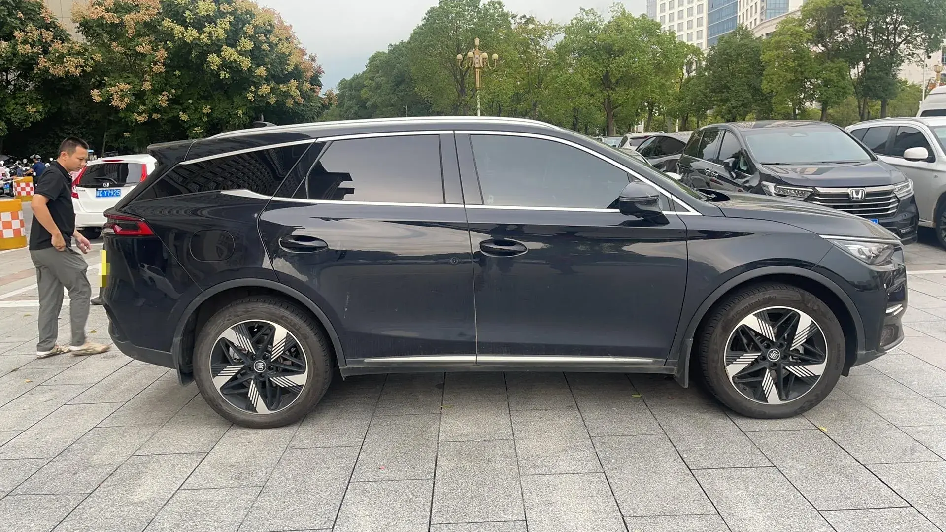 2023 BYD TANG thumbnail 3