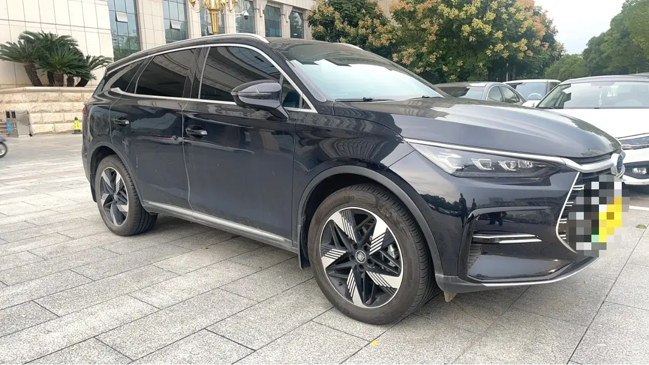 2023 BYD TANG thumbnail 2