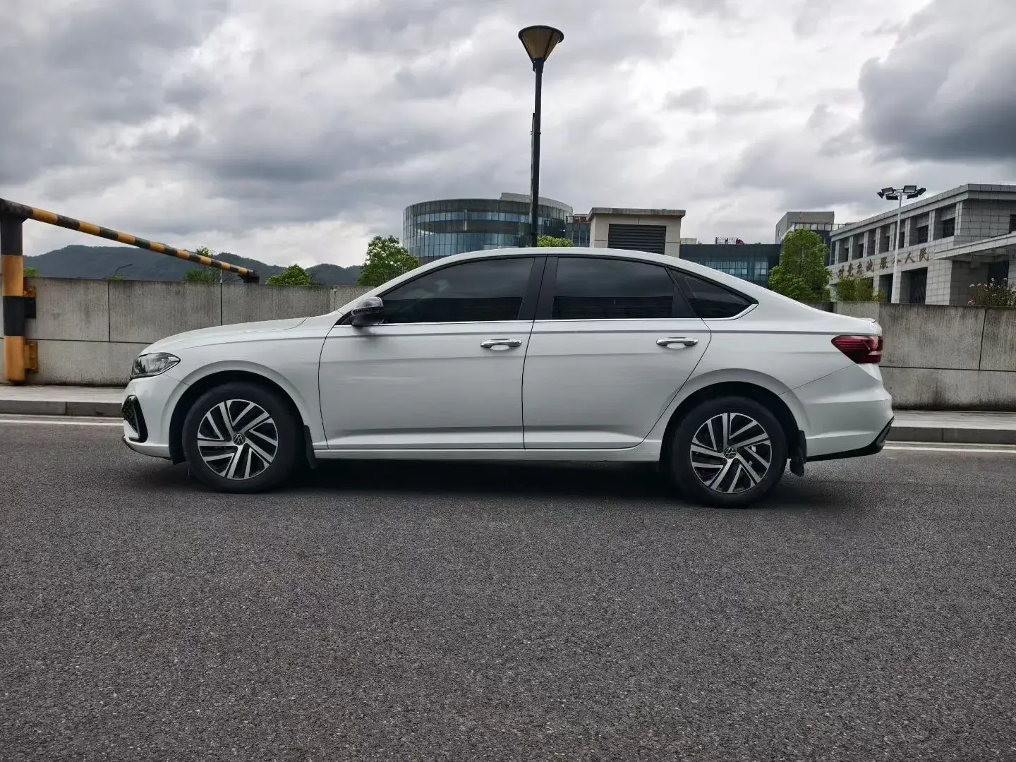 2023 VOLKSWAGEN LAVIDA thumbnail 3