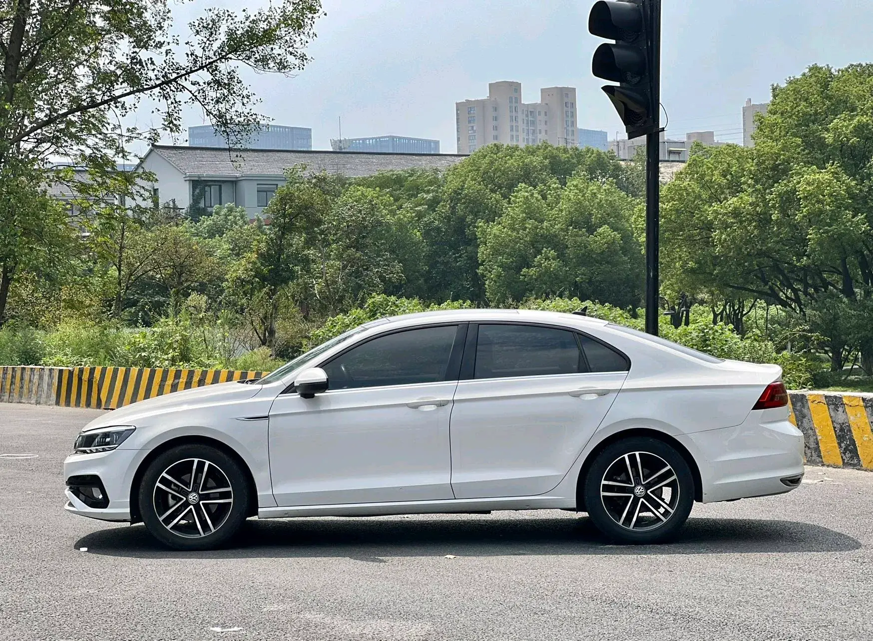 2021 VOLKSWAGEN LAMANDO thumbnail 3