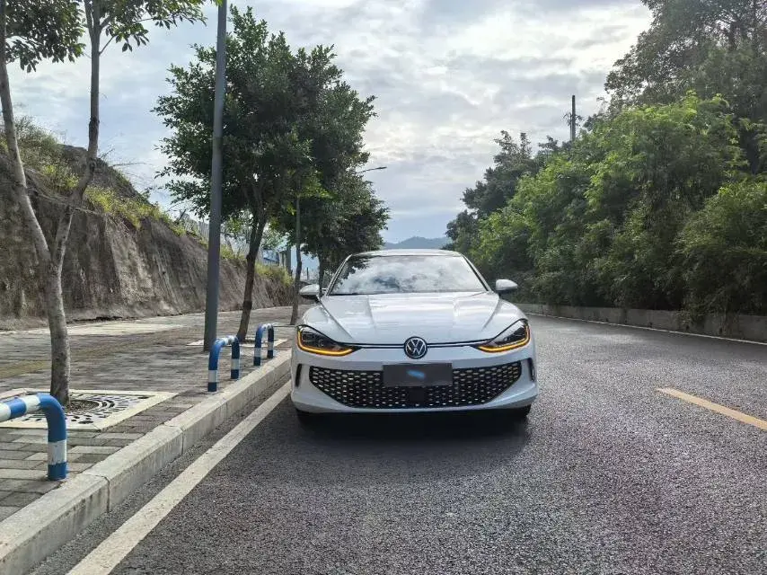 2024 VOLKSWAGEN LAMANDO thumbnail 2