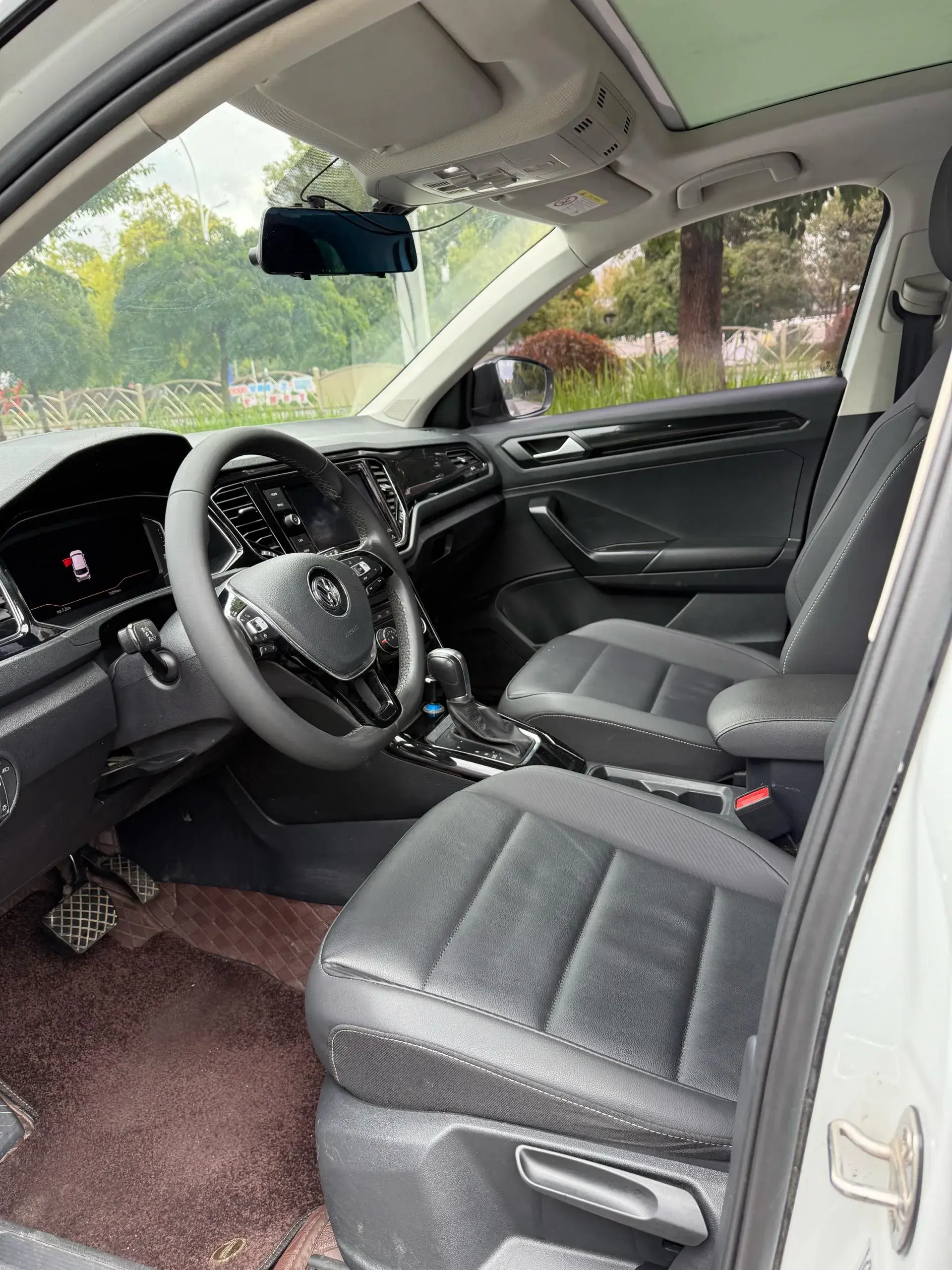 2021 VOLKSWAGEN T-ROC thumbnail 4