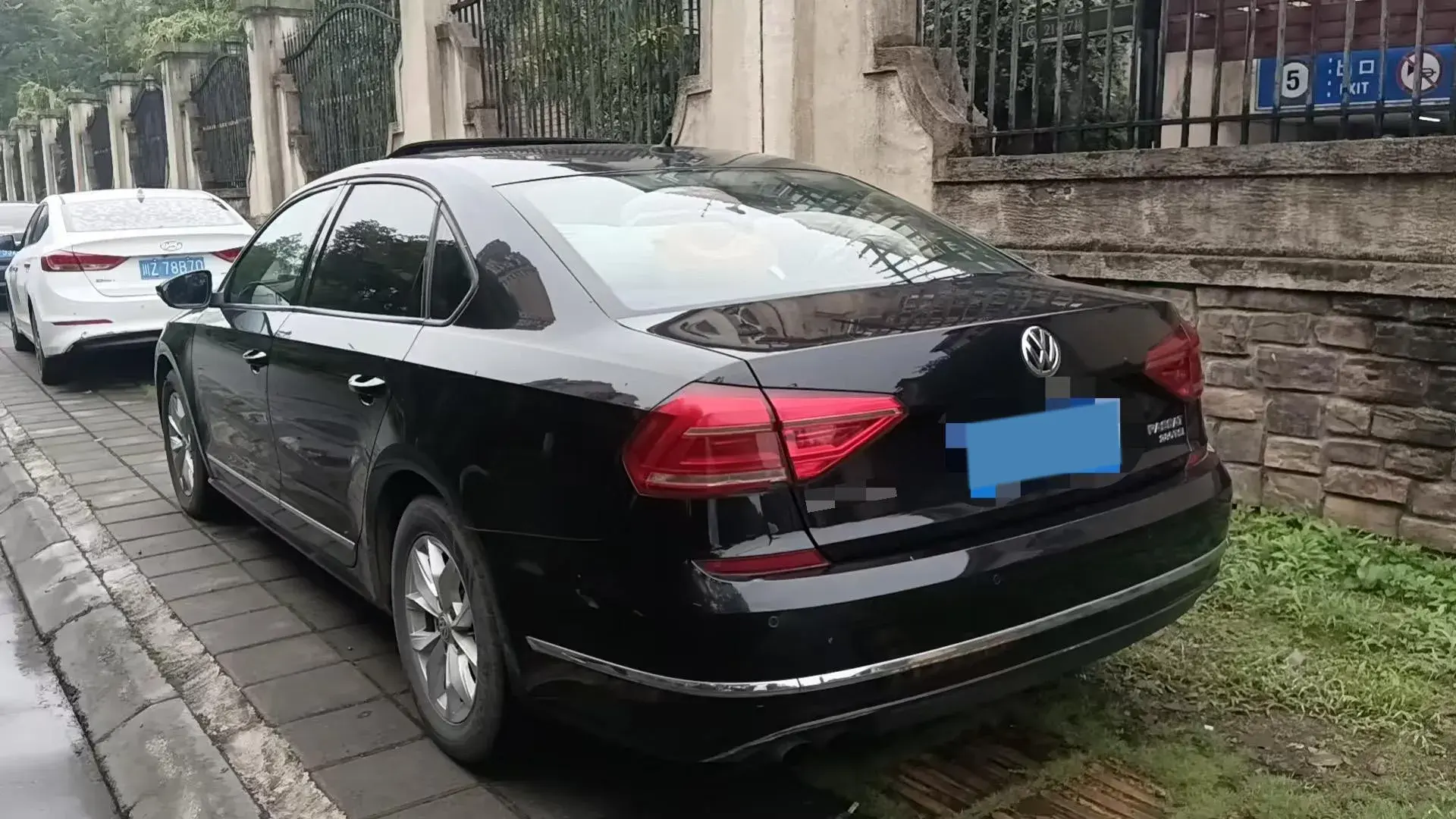 2017 VOLKSWAGEN PASSAT thumbnail 2