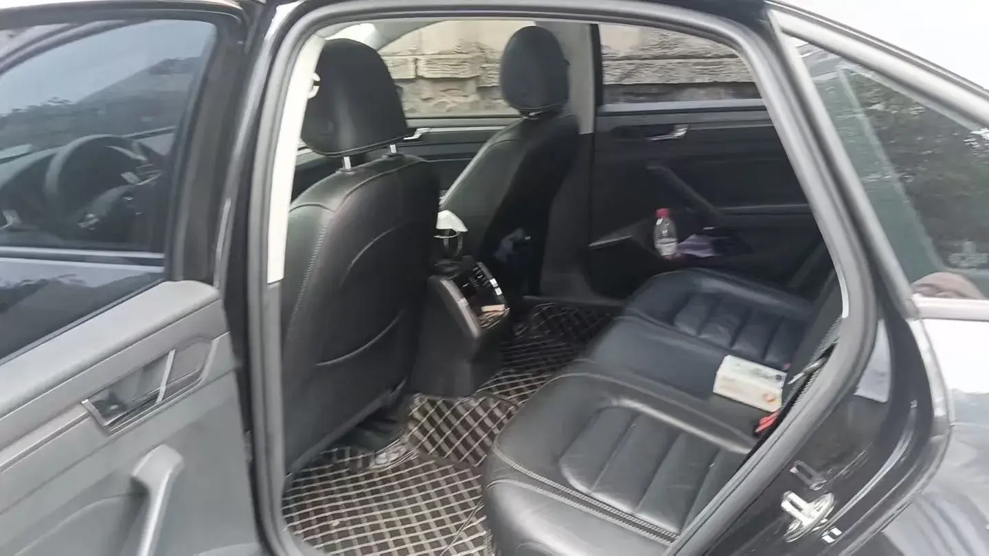 2017 VOLKSWAGEN PASSAT thumbnail 3