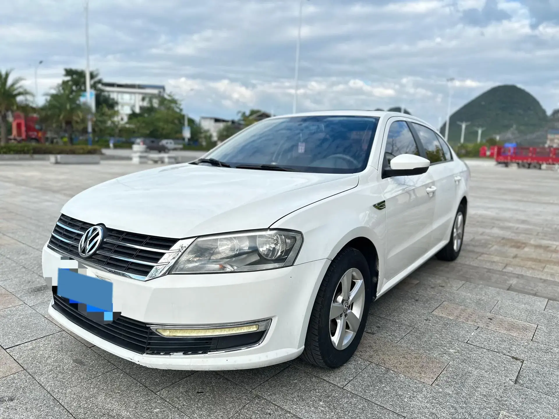 2013 VOLKSWAGEN LAVIDA view 1