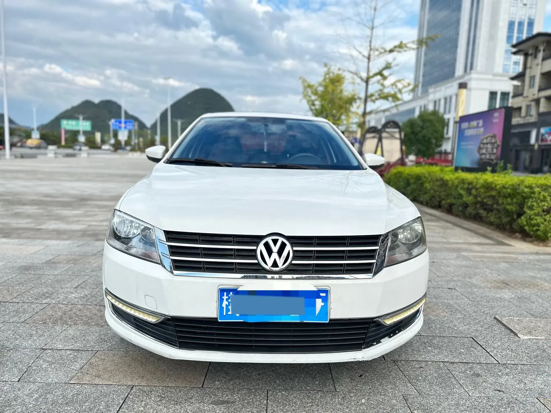 2013 VOLKSWAGEN LAVIDA thumbnail 2