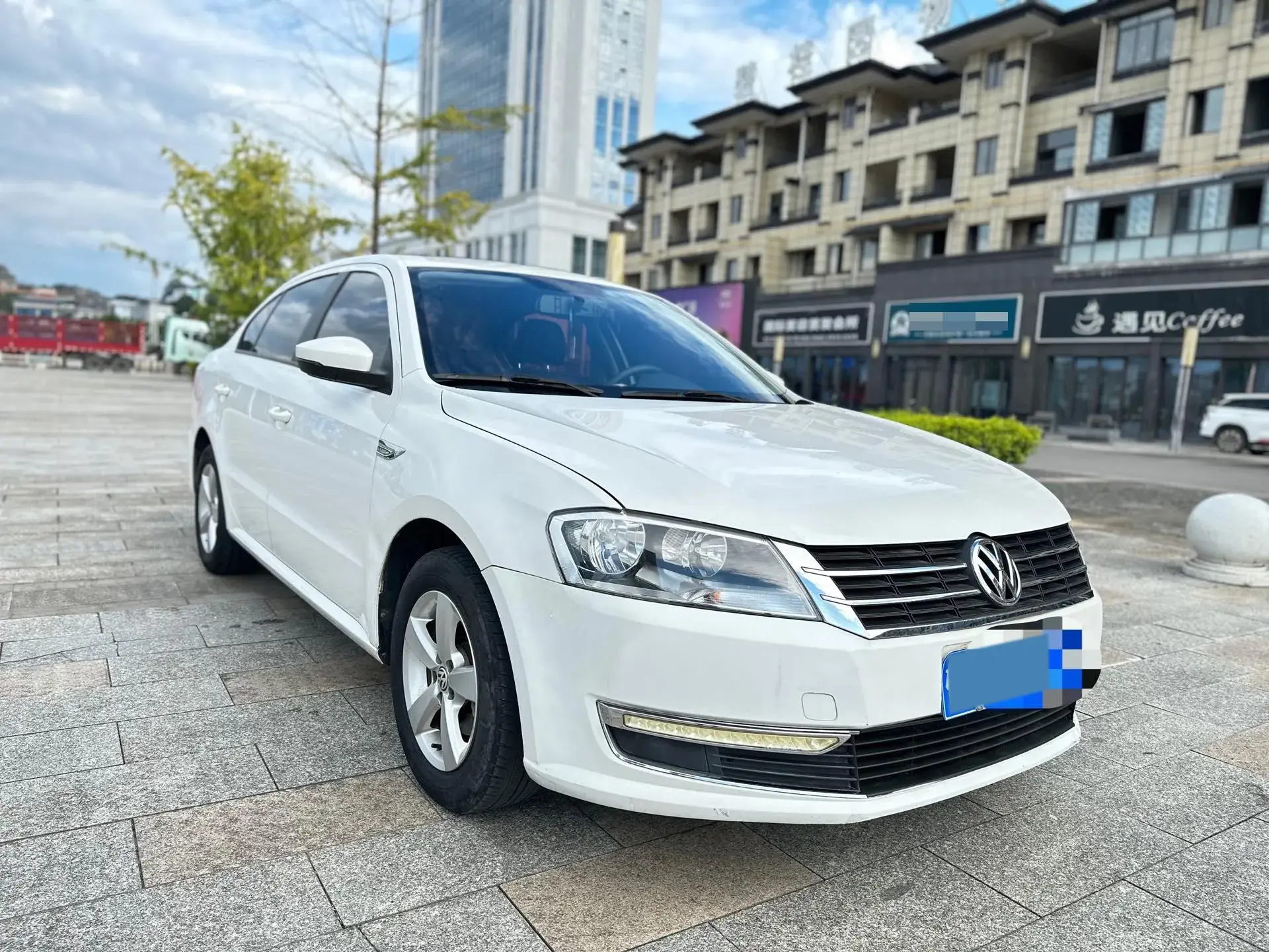 2013 VOLKSWAGEN LAVIDA thumbnail 3