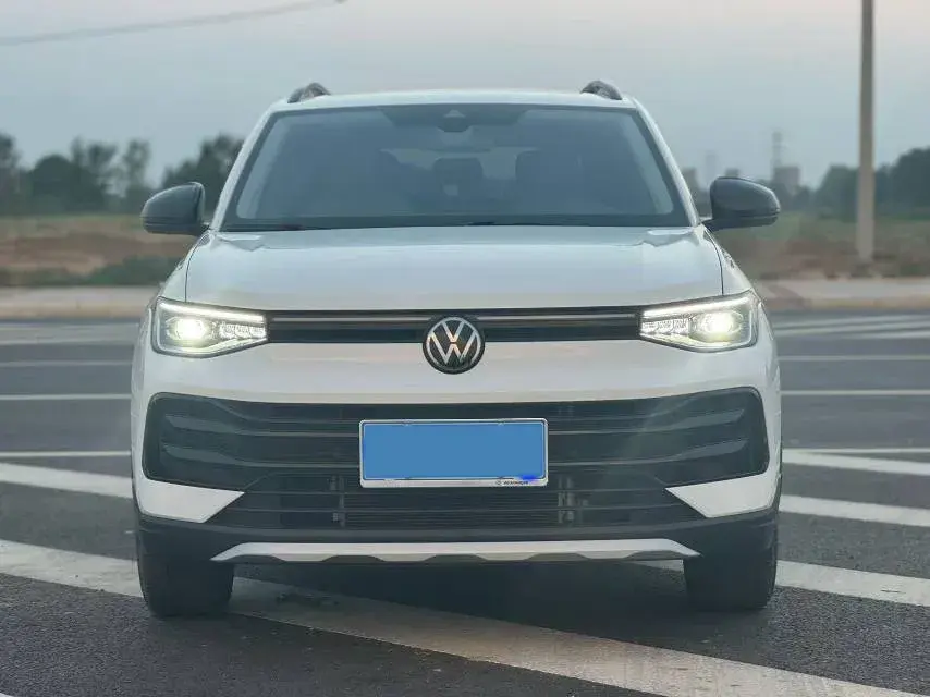 2025 VOLKSWAGEN THARU thumbnail 2