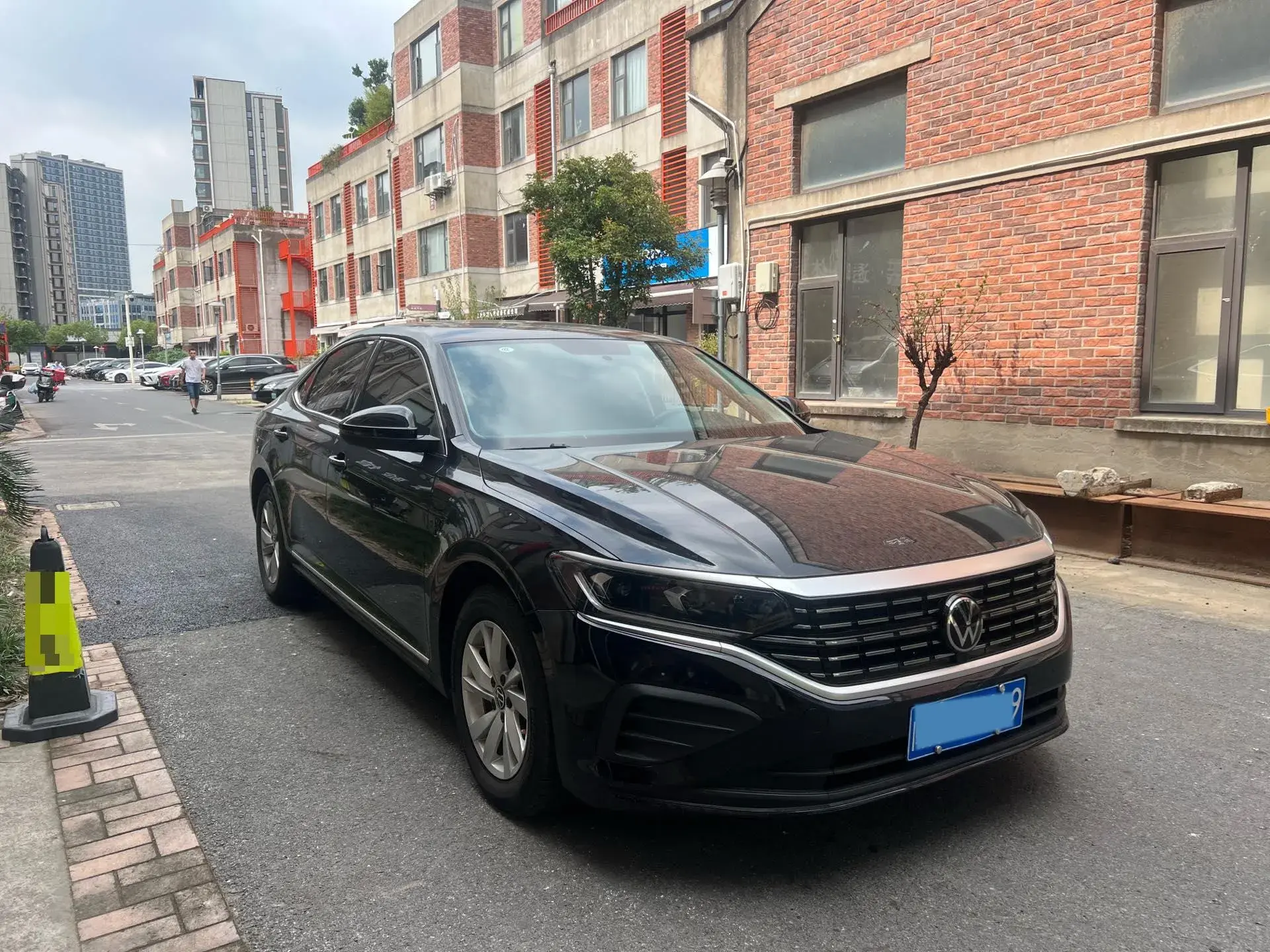 2024 VOLKSWAGEN PASSAT thumbnail 3