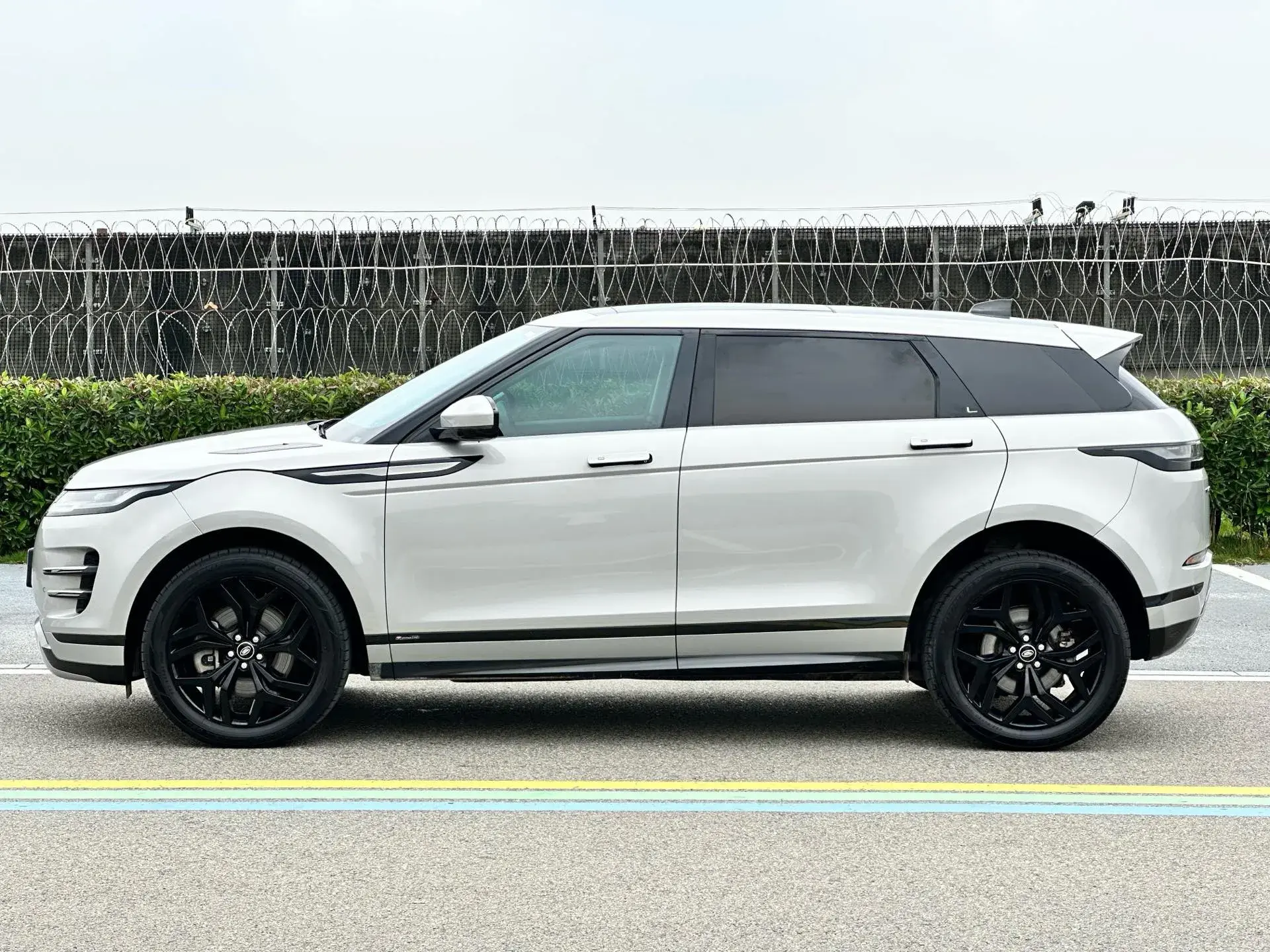 2021 LAND ROVER thumbnail 4