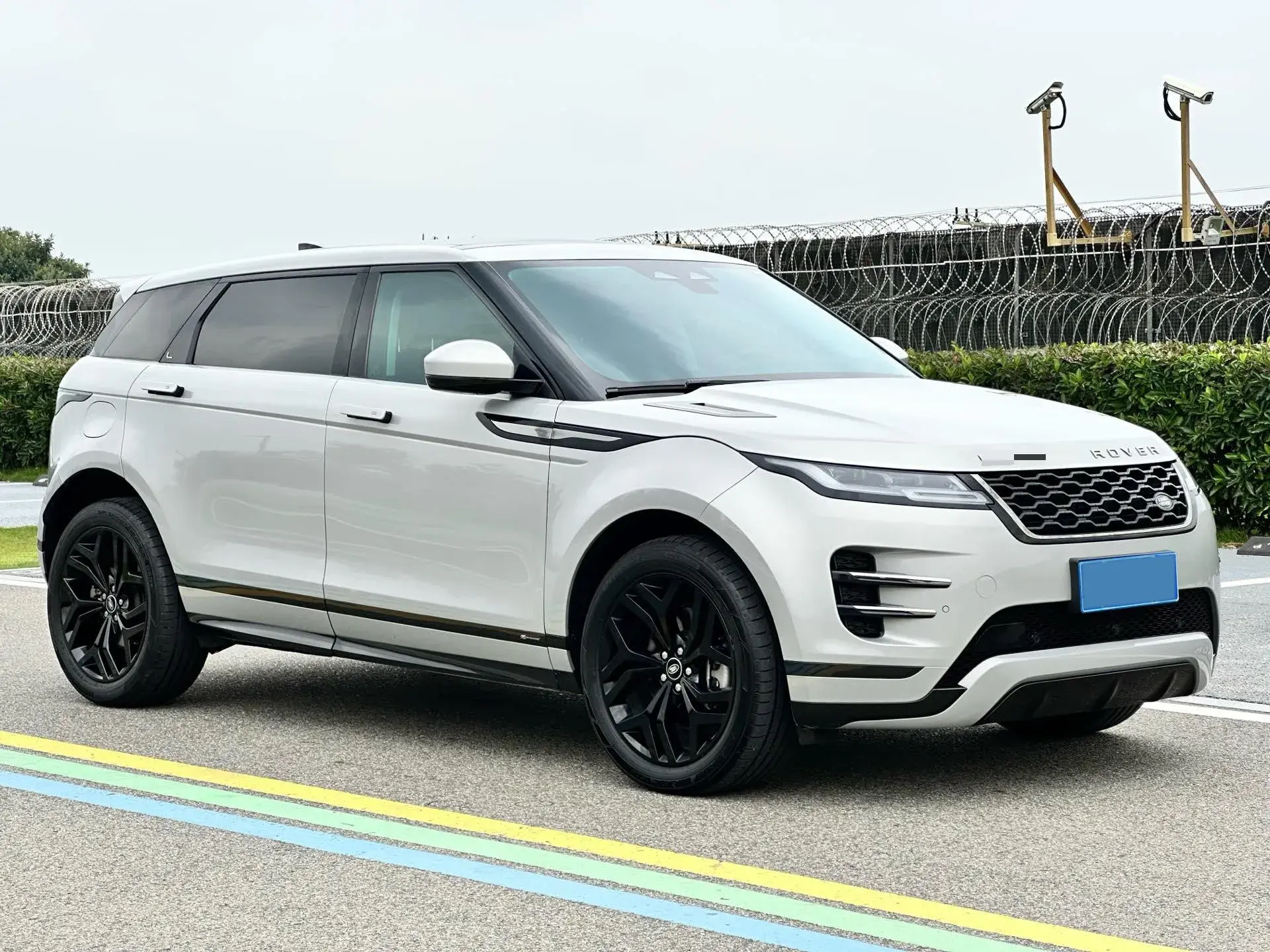 2021 LAND ROVER thumbnail 3