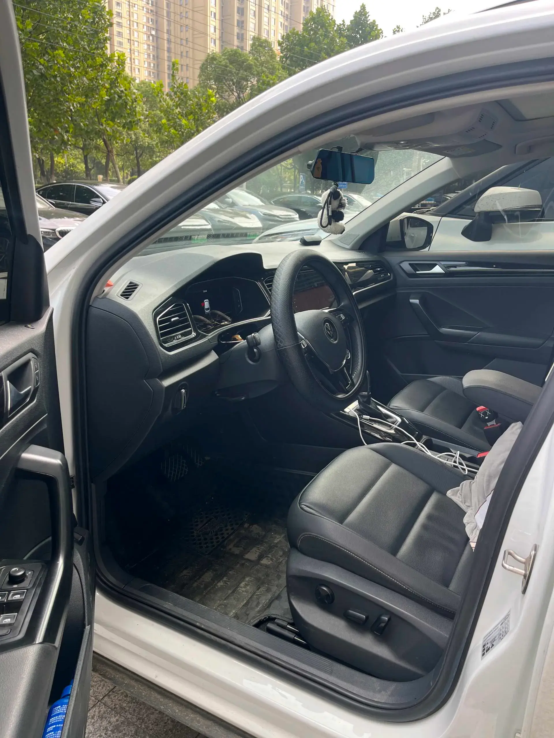 2021 VOLKSWAGEN T-ROC thumbnail 4