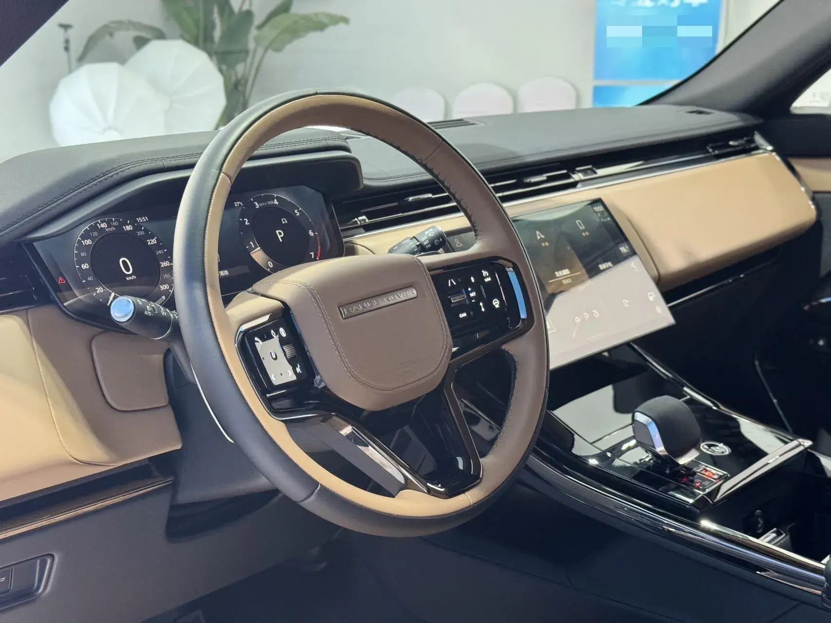 2024 LAND ROVER thumbnail 4