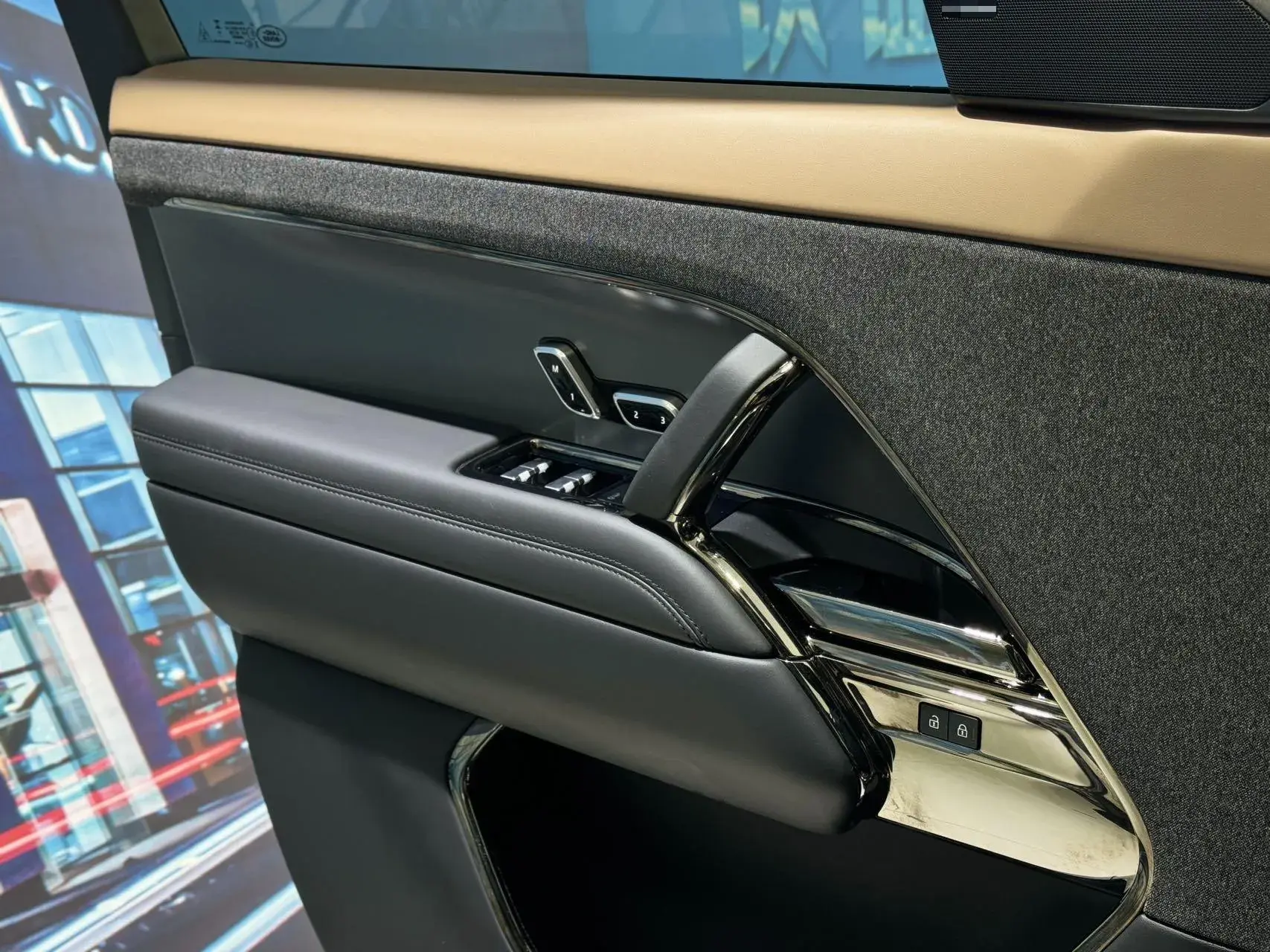 2024 LAND ROVER thumbnail 3