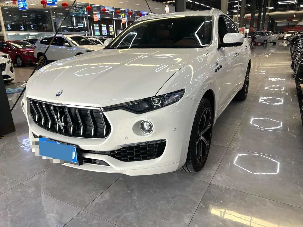 2022 MASERATI LEVANTE view 1