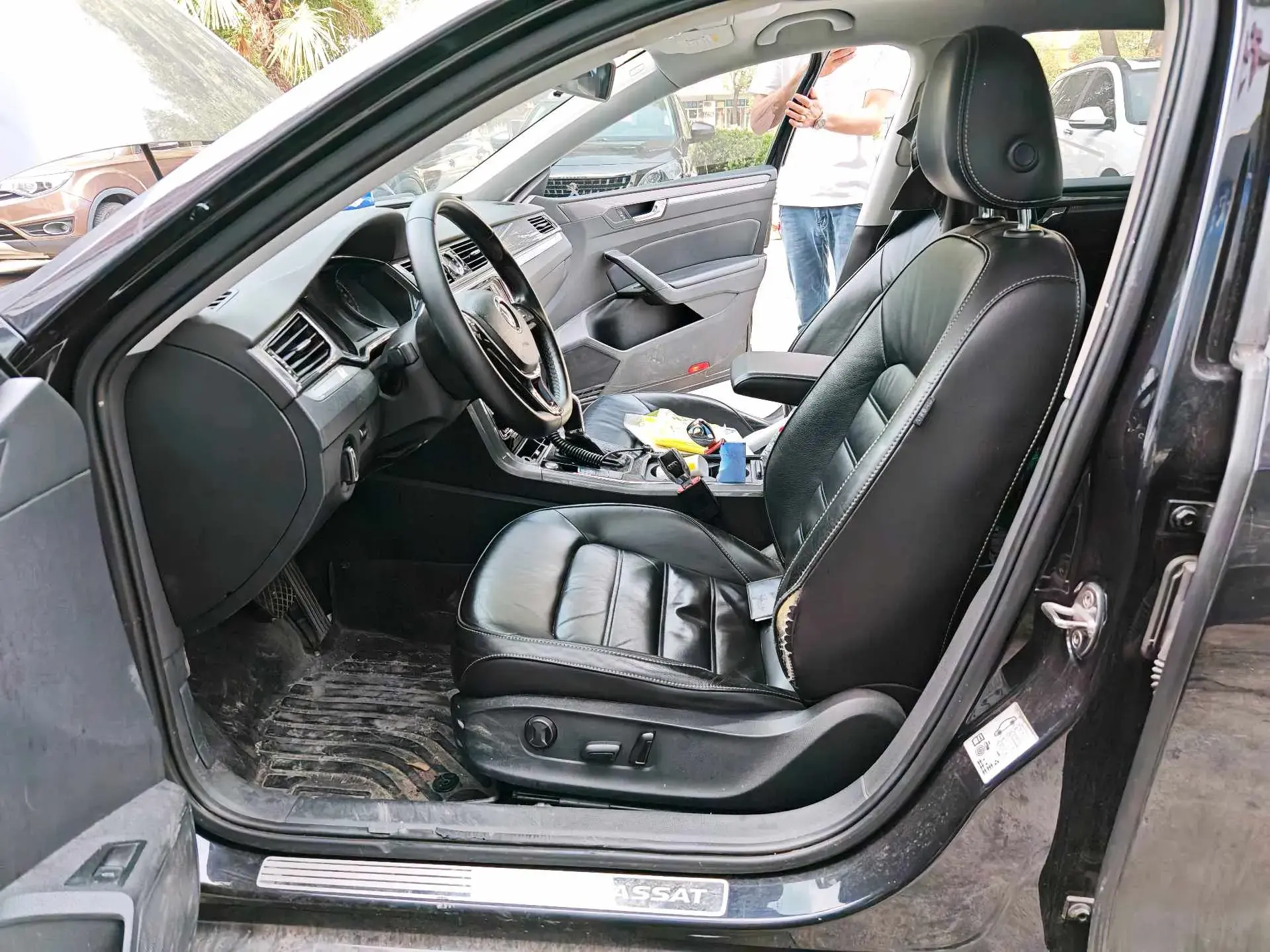 2017 VOLKSWAGEN PASSAT thumbnail 3