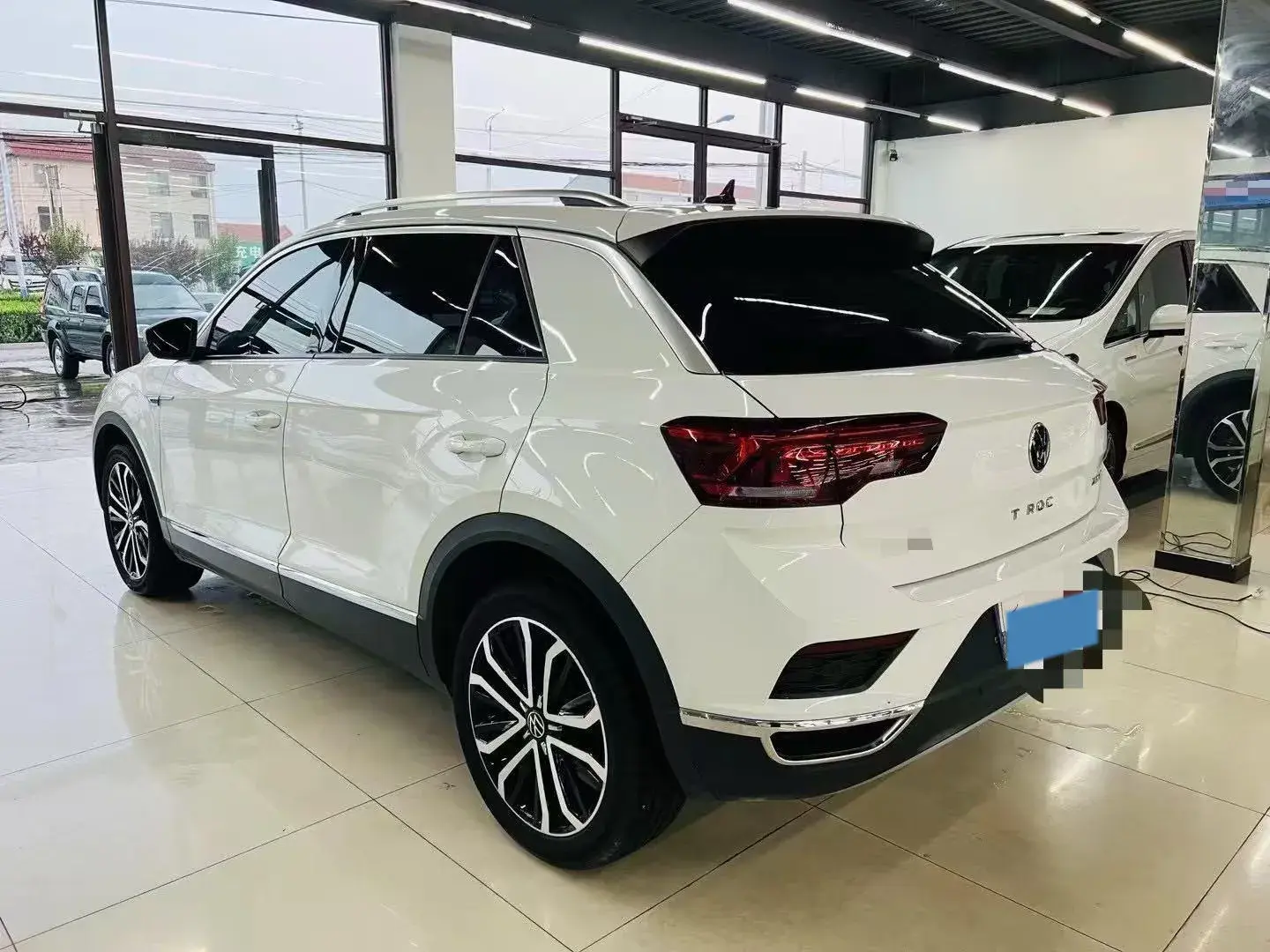 2021 VOLKSWAGEN T-ROC thumbnail 4