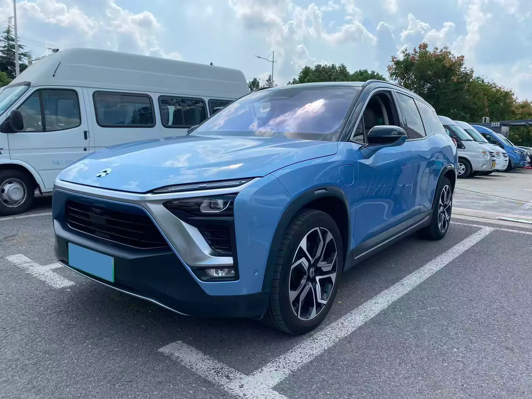 2018 NIO ES8 view 1