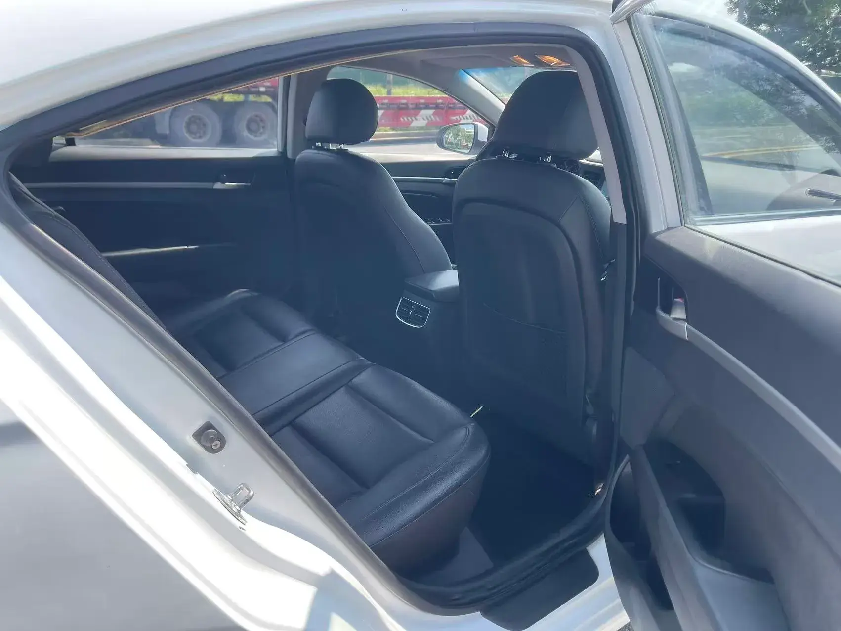 2019 HYUNDAI ELANTRA thumbnail 4