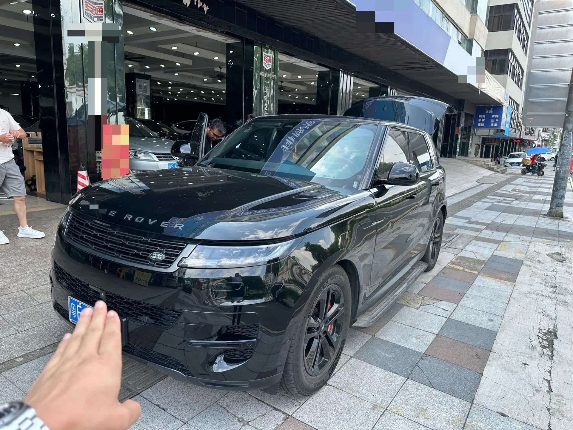2023 LAND ROVER view 1