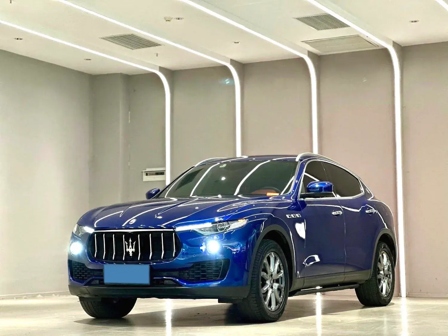 2021 MASERATI LEVANTE view 1