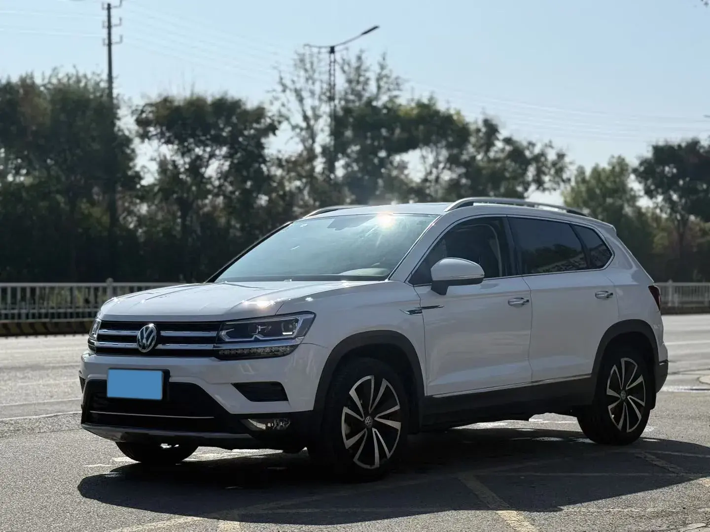2019 VOLKSWAGEN THARU view 1