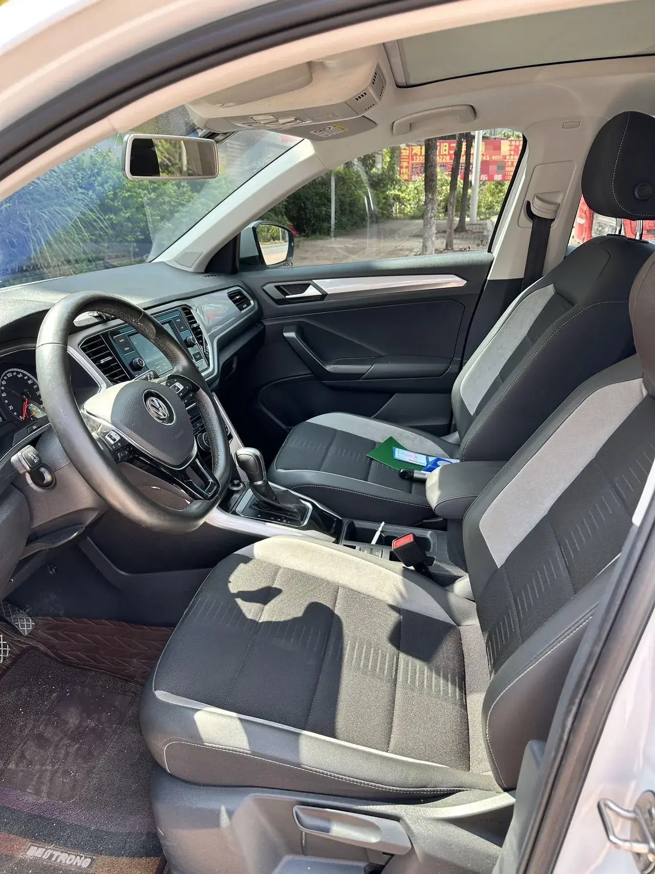 2020 VOLKSWAGEN T-ROC thumbnail 4