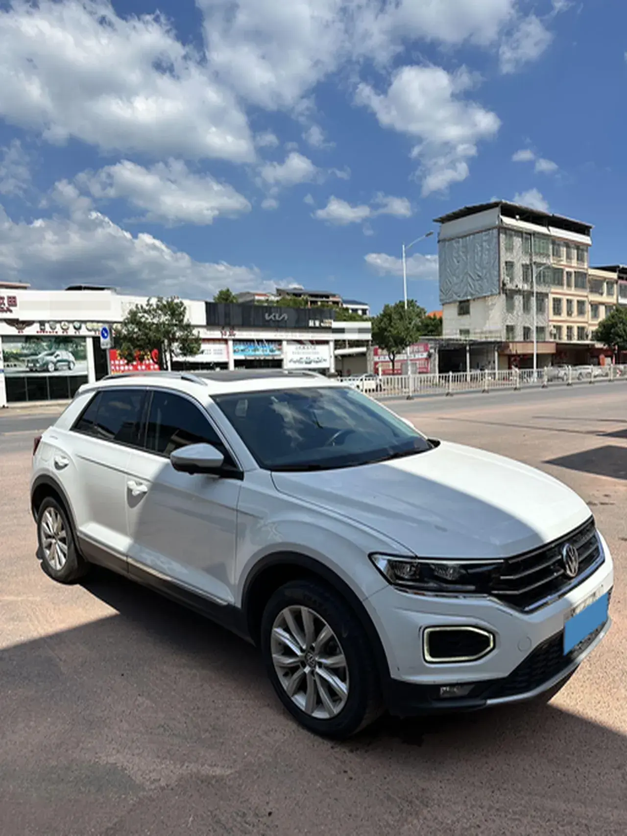 2020 VOLKSWAGEN T-ROC thumbnail 3
