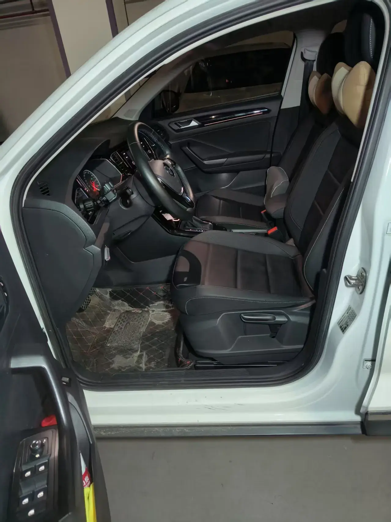 2018 VOLKSWAGEN T-ROC thumbnail 4