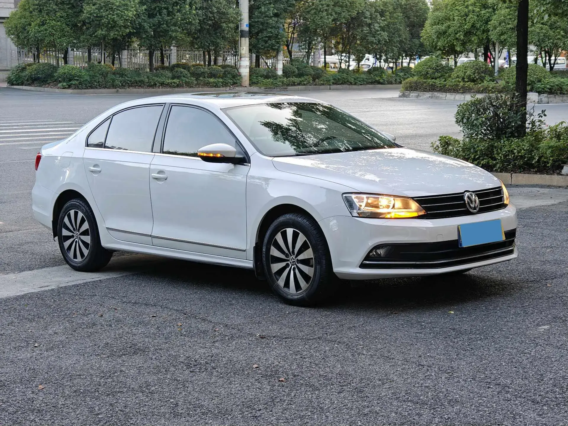 2018 VOLKSWAGEN SAGITAR thumbnail 3