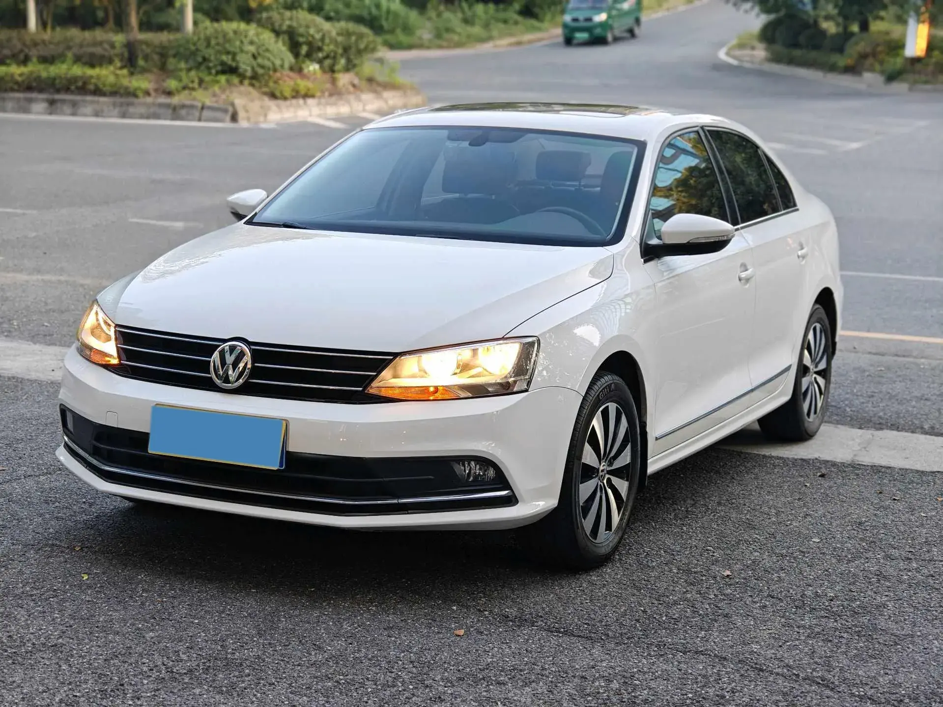 2018 VOLKSWAGEN SAGITAR view 1