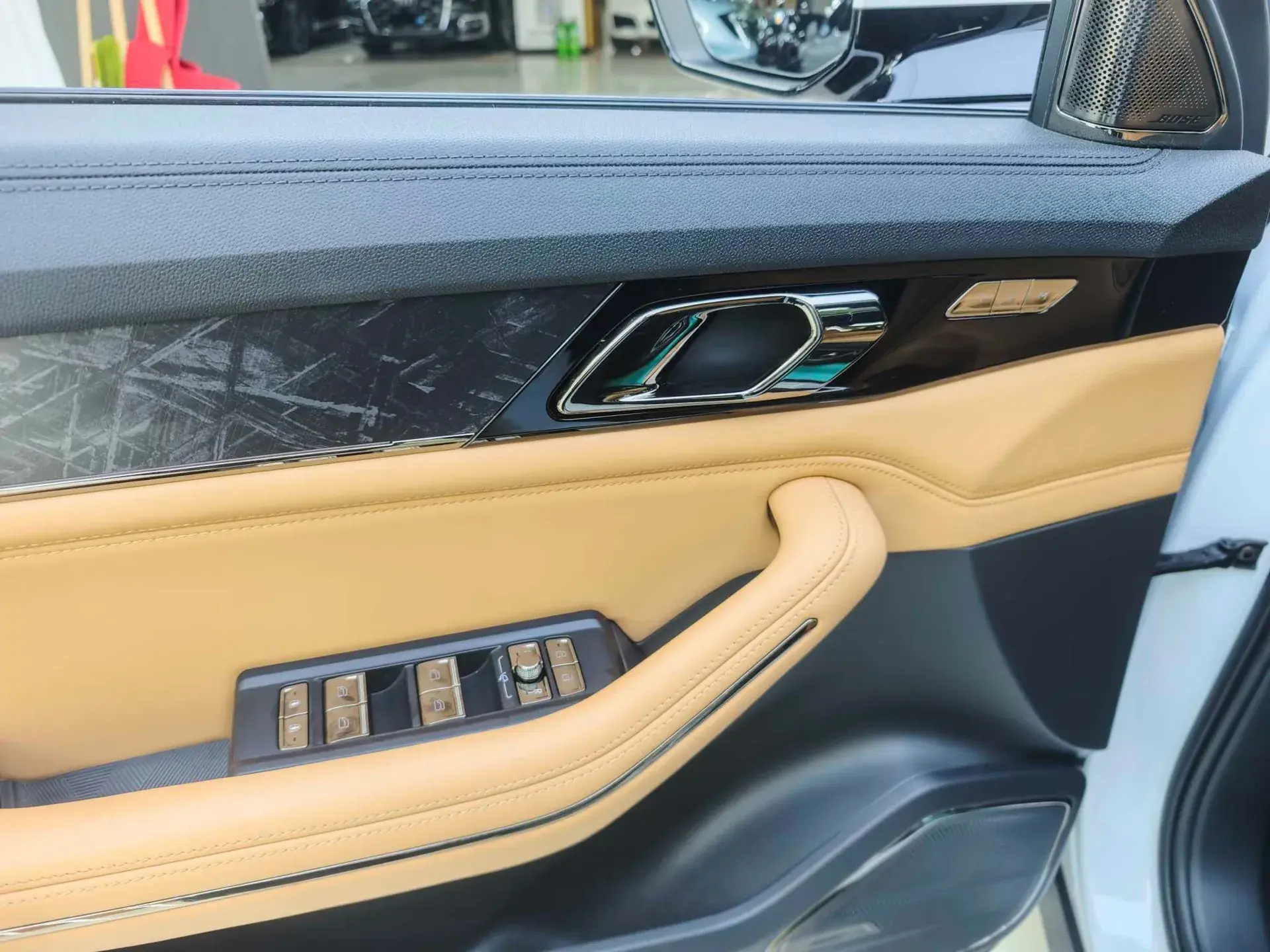 2021 LYNK&CO 09 thumbnail 4