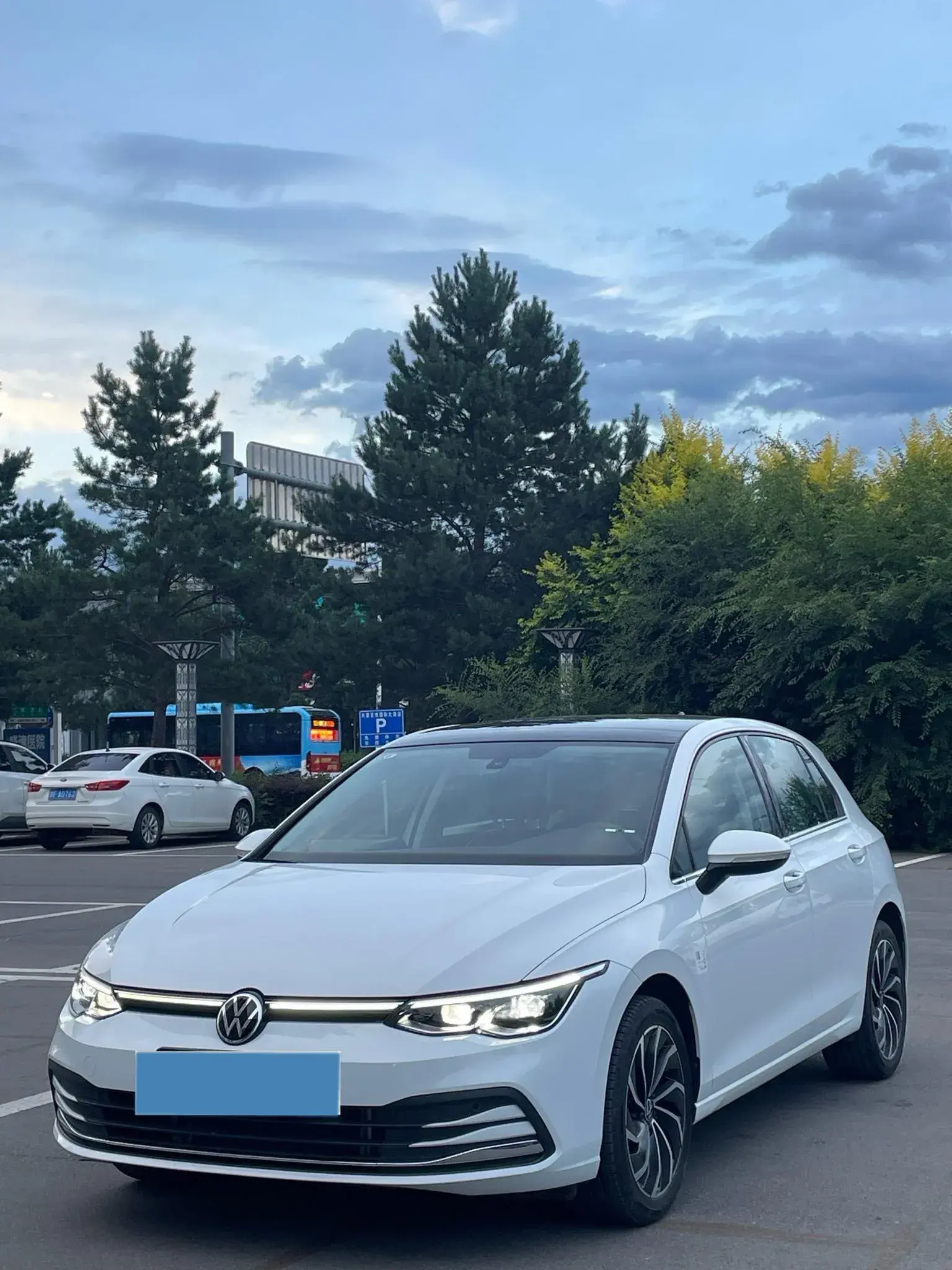 2023 VOLKSWAGEN GOLF view 1