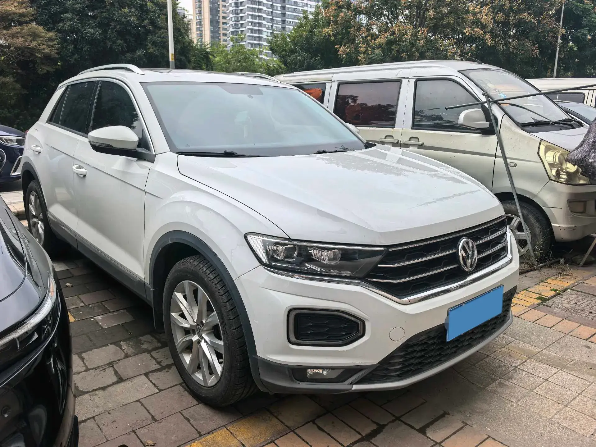 2018 VOLKSWAGEN T-ROC thumbnail 2