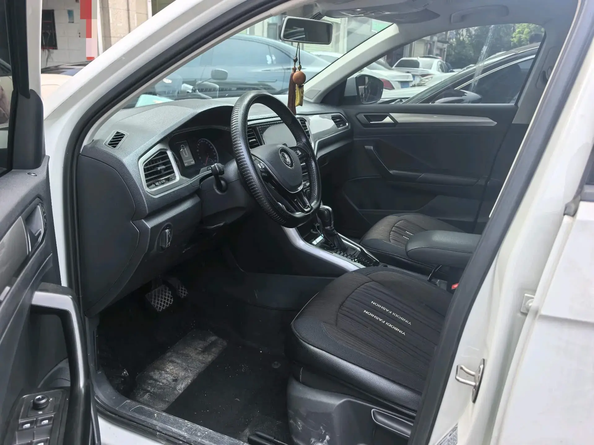 2018 VOLKSWAGEN T-ROC thumbnail 4