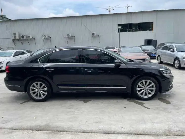 2017 VOLKSWAGEN PASSAT thumbnail 3