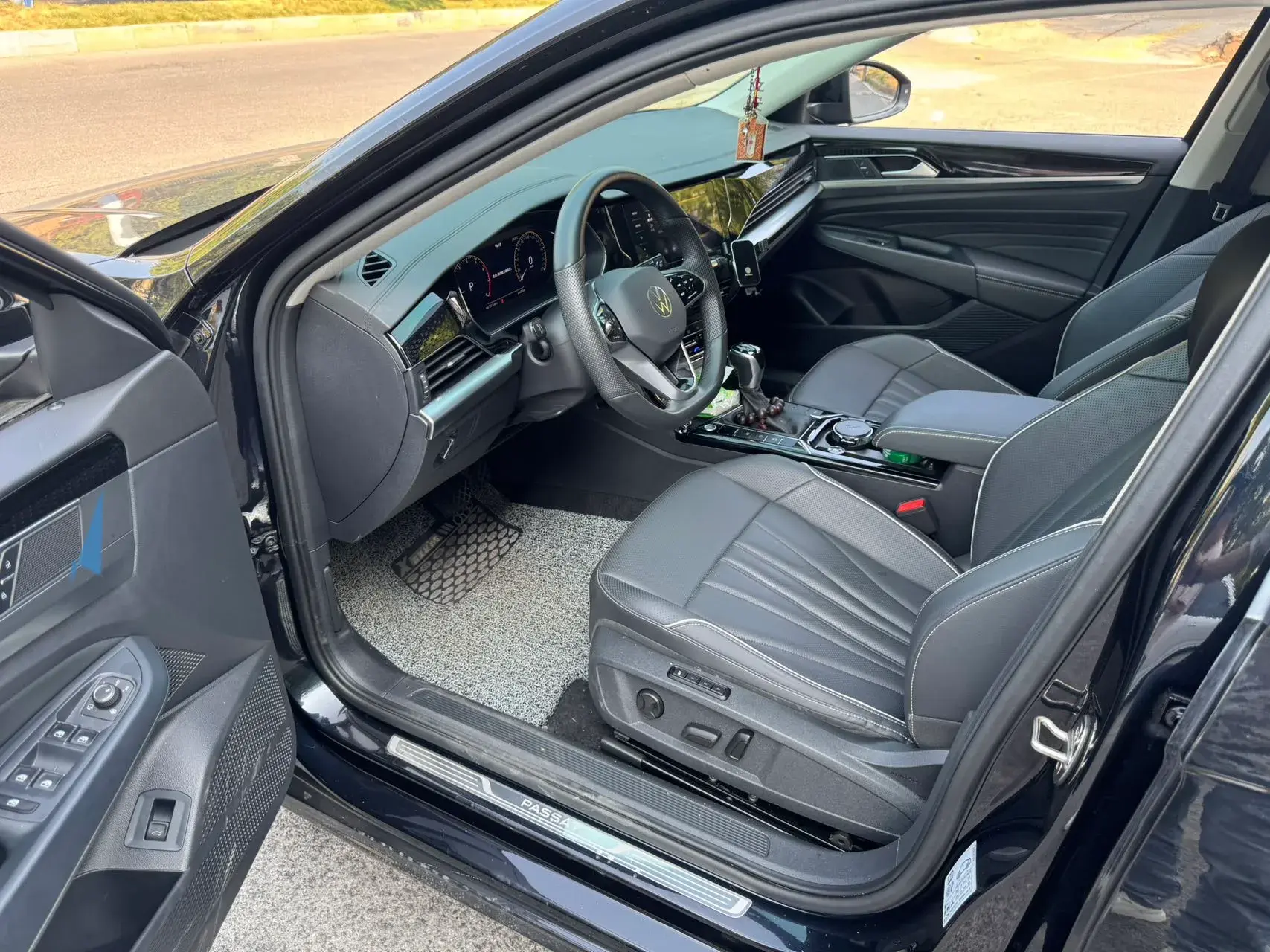 2024 VOLKSWAGEN PASSAT thumbnail 3