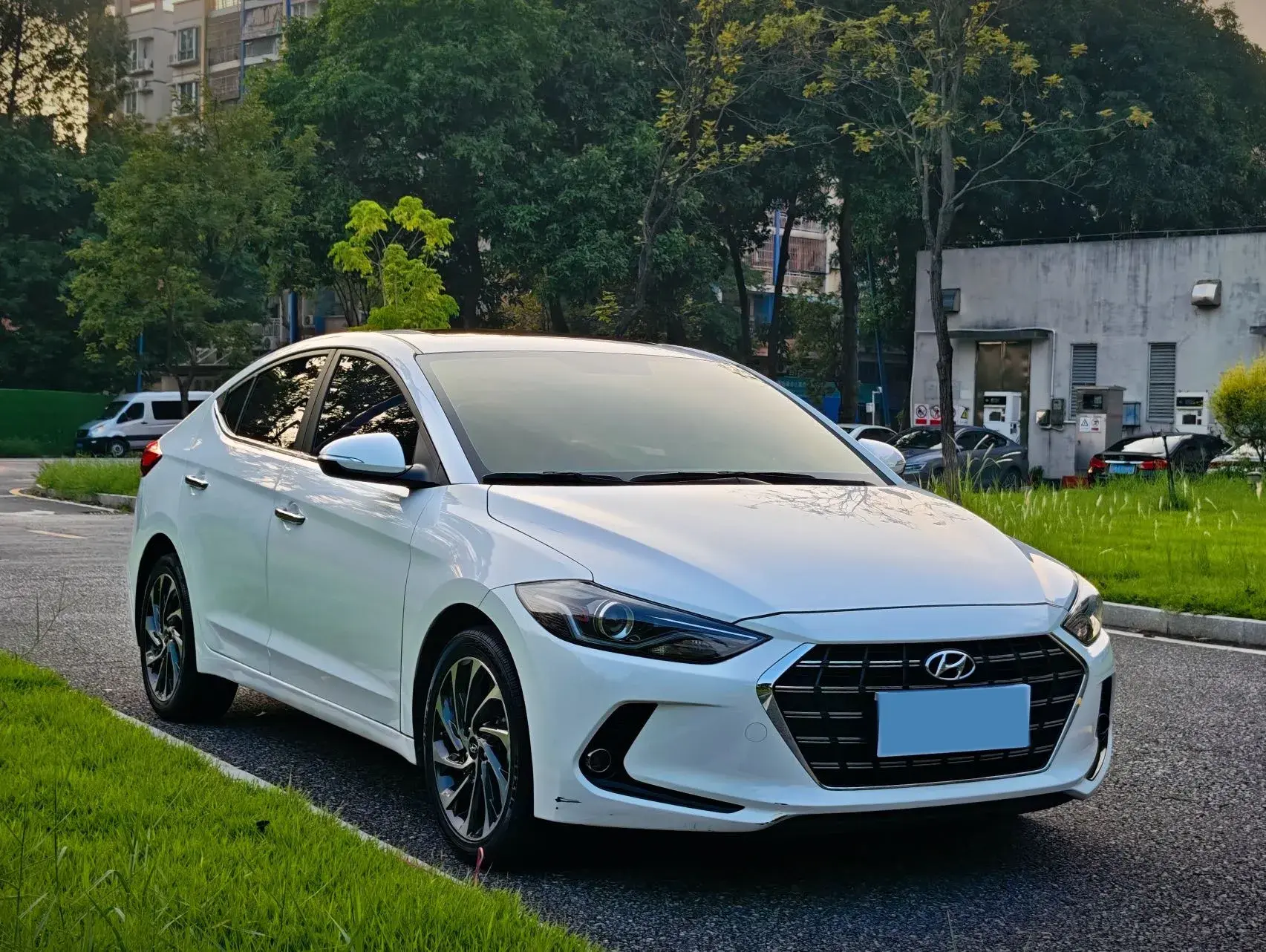 2019 HYUNDAI ELANTRA thumbnail 3