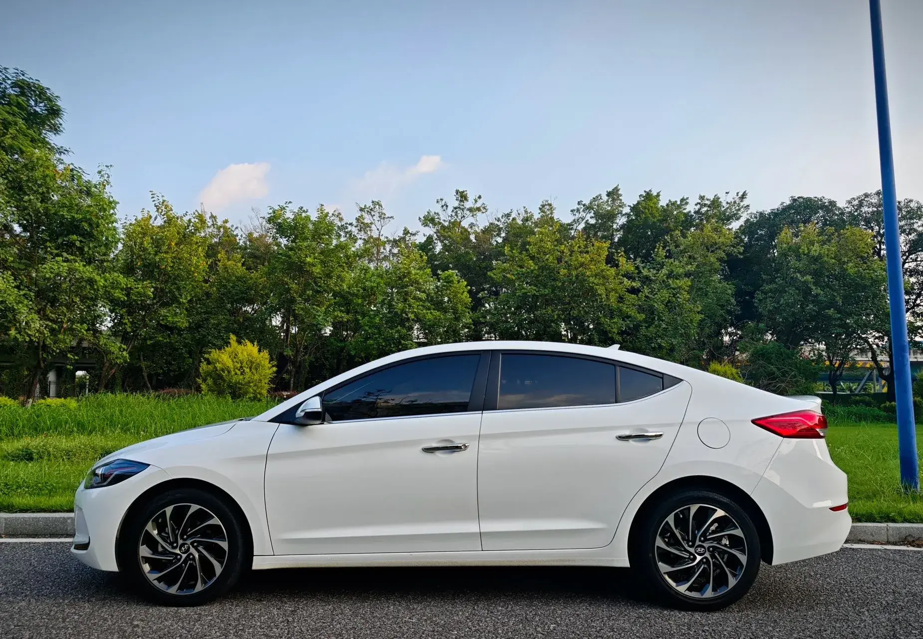 2019 HYUNDAI ELANTRA thumbnail 4