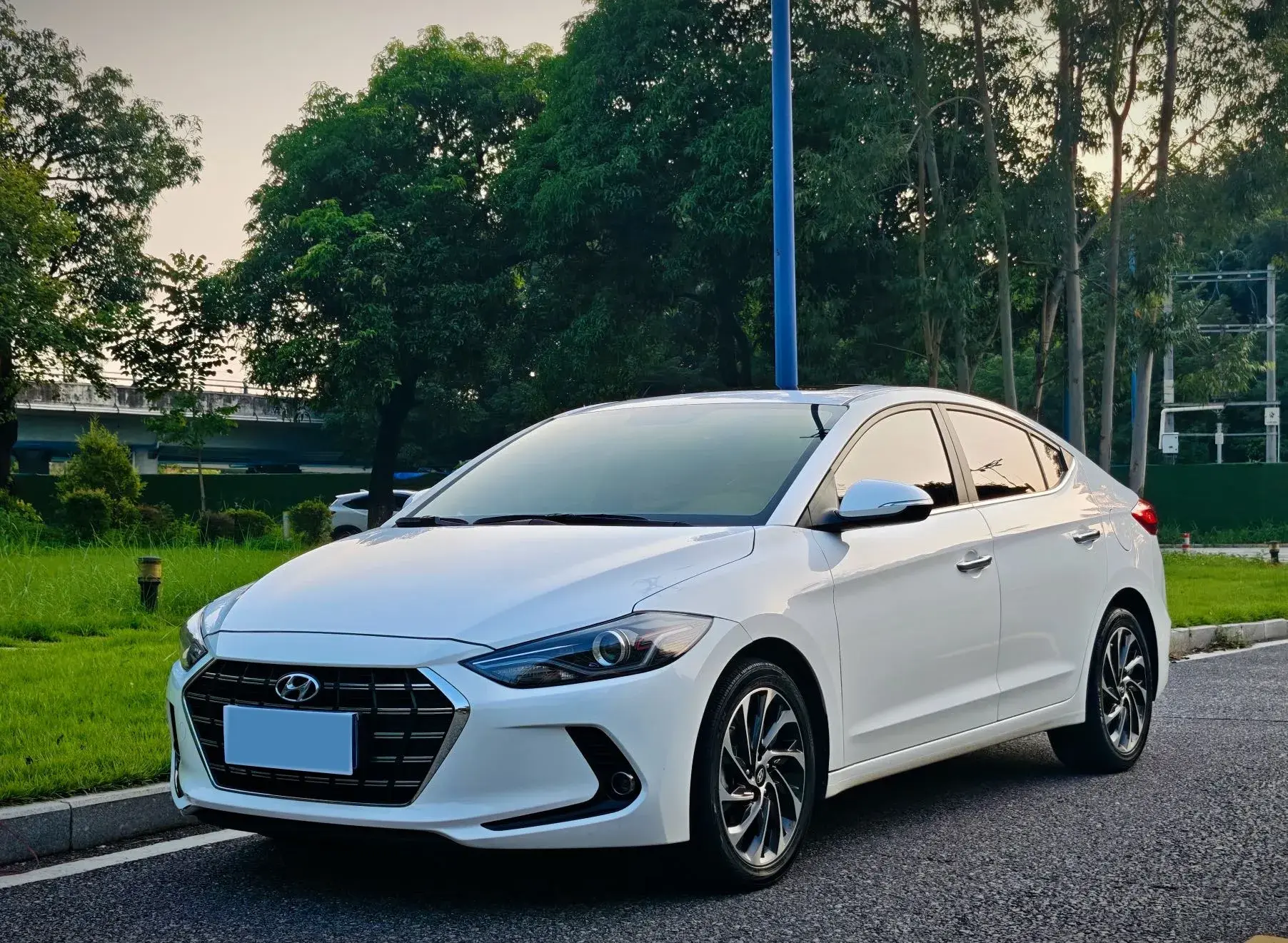 2019 HYUNDAI ELANTRA view 1
