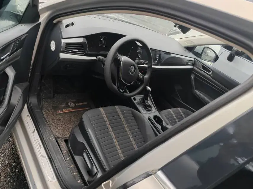 2019 VOLKSWAGEN LAVIDA thumbnail 2