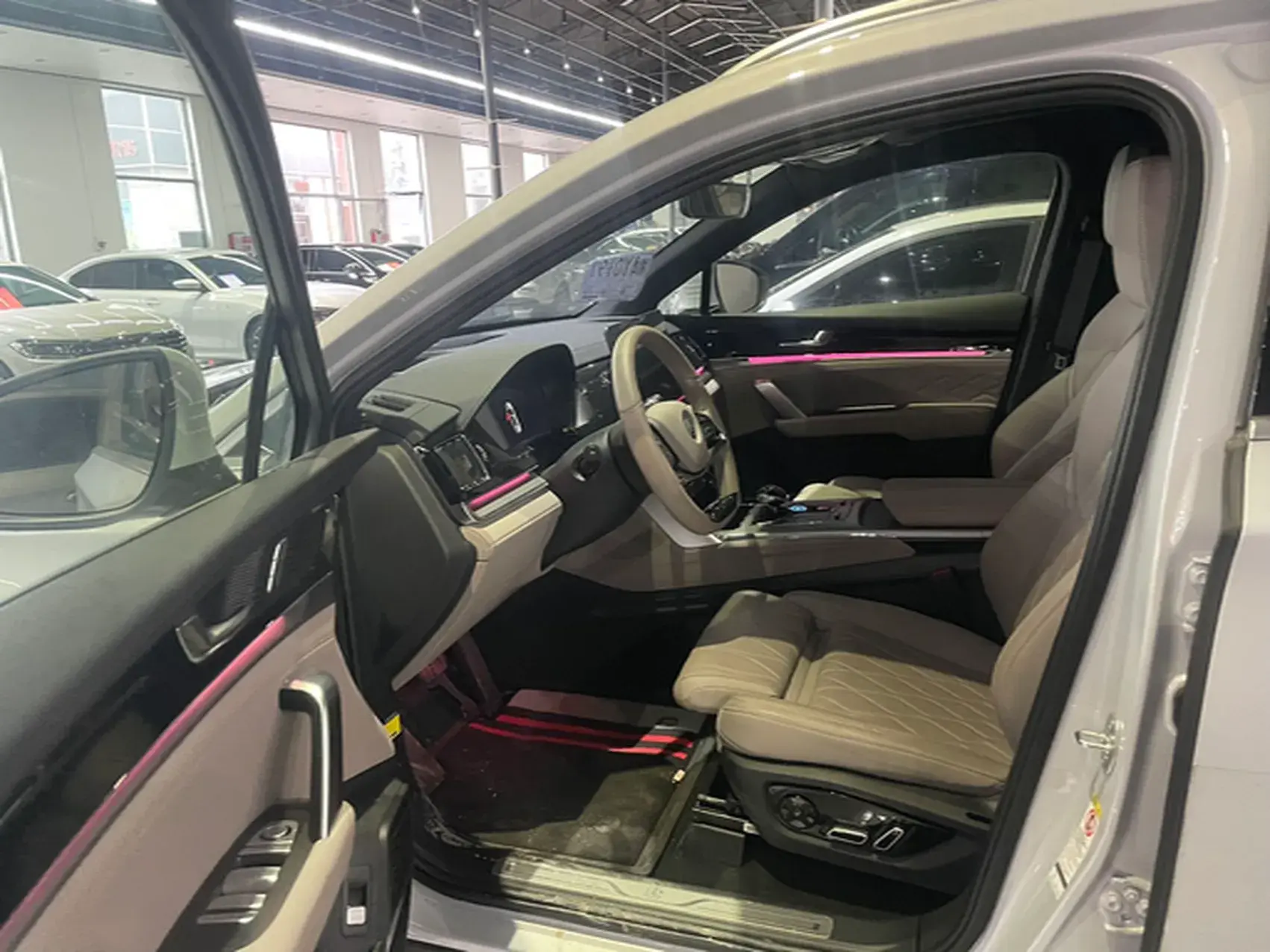 2024 BYD TANG thumbnail 3