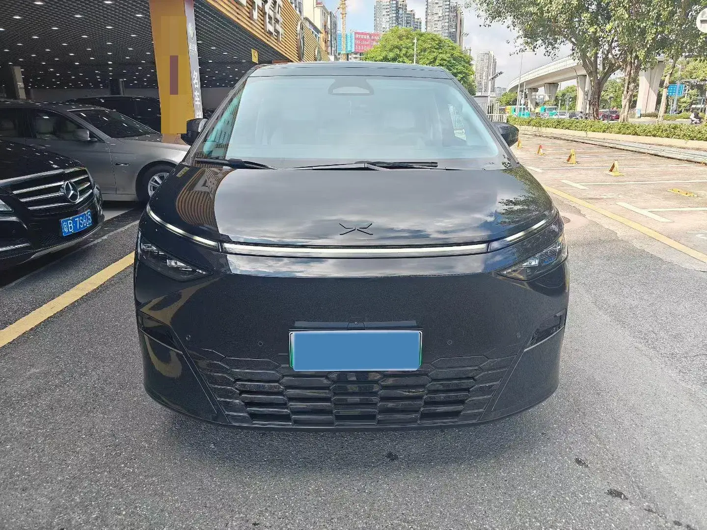 2024 XPENG X9 thumbnail 2