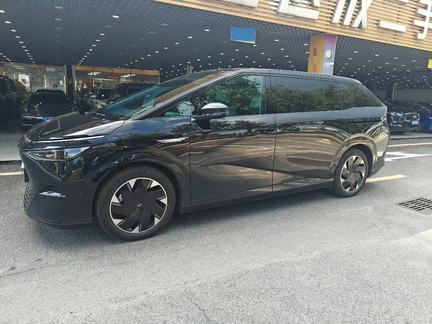 2024 XPENG X9 thumbnail 3