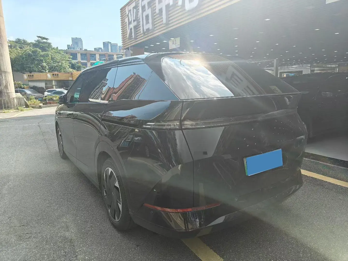 2024 XPENG X9 thumbnail 4