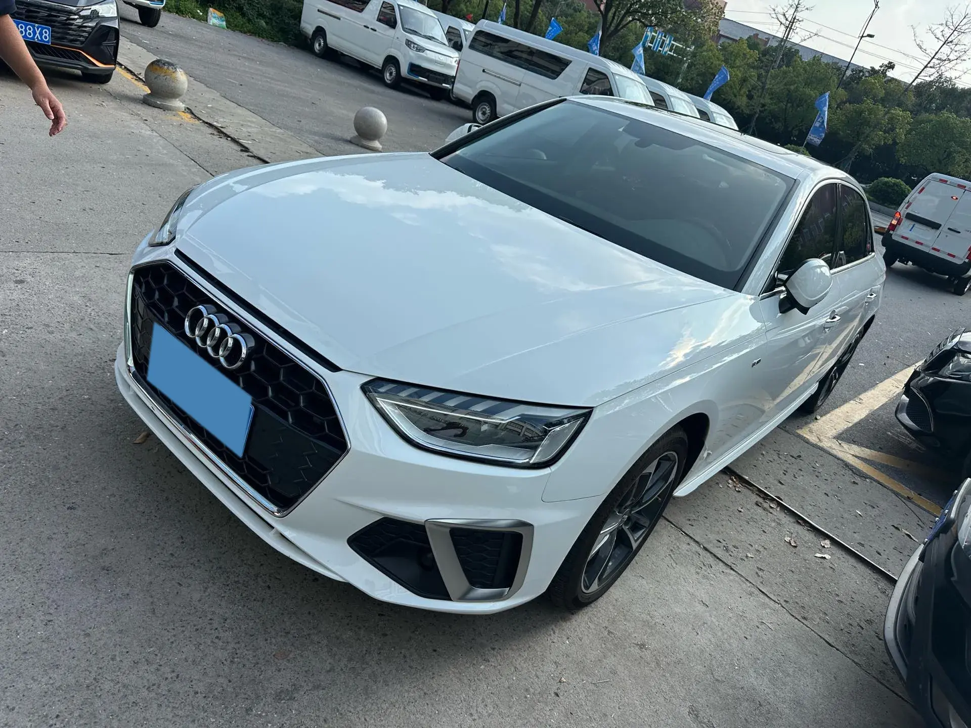 2022 AUDI A4L view 1