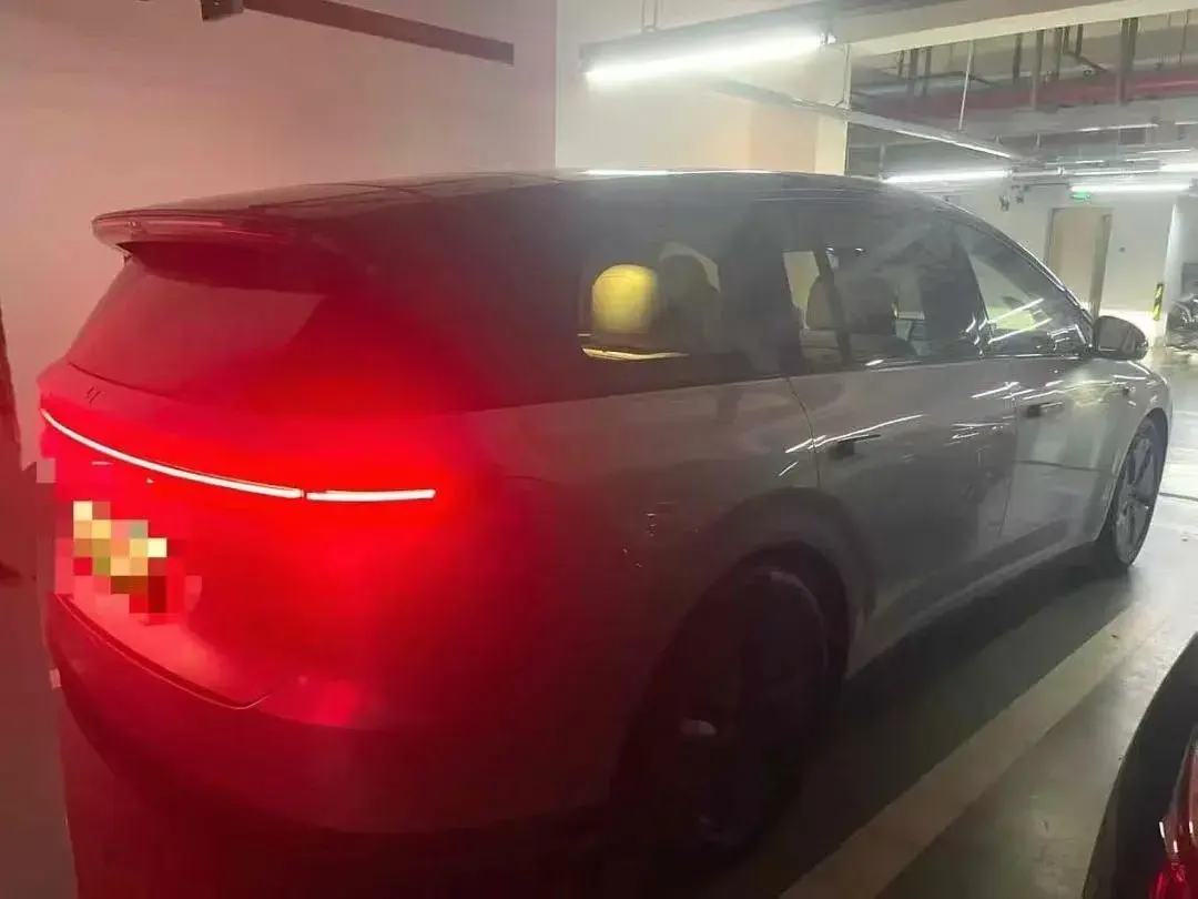 2025 LI I8 thumbnail 4