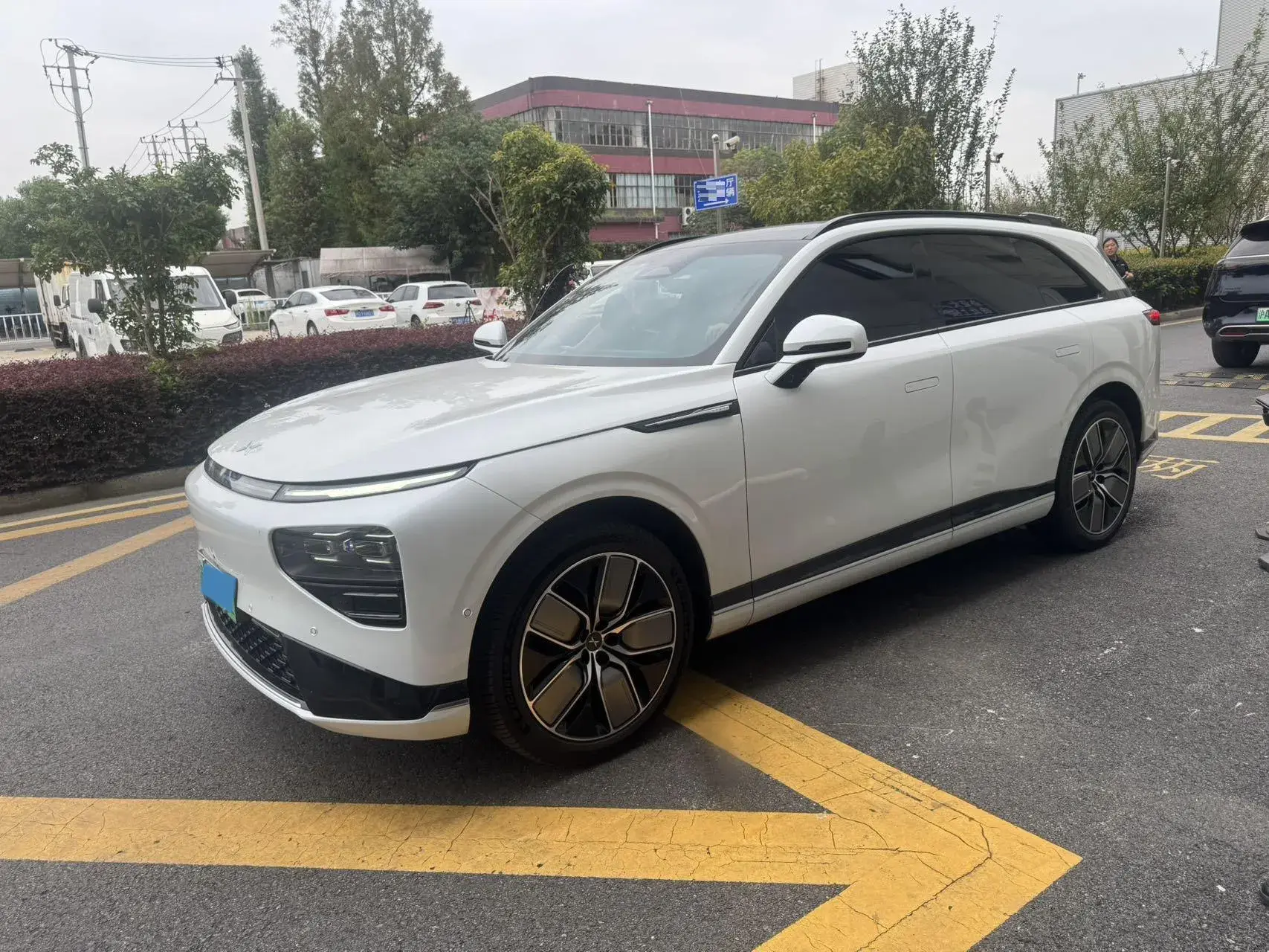 2022 XPENG G9 thumbnail 2