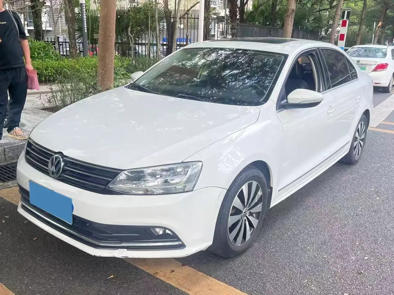 2017 VOLKSWAGEN SAGITAR view 1