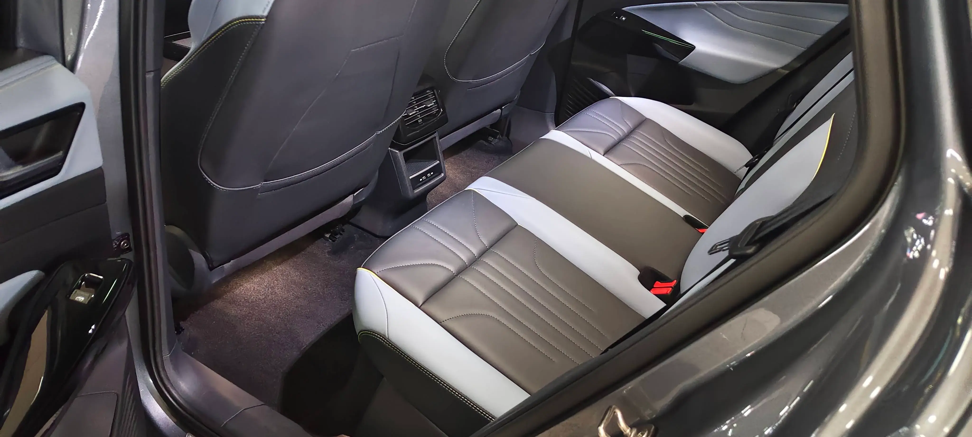 2022 VOLKSWAGEN ID.4 thumbnail 4